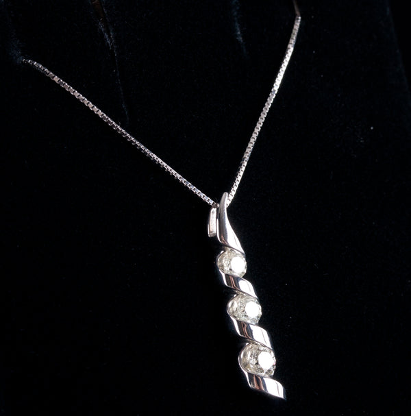 14k White Gold Round H SI2 Diamond Graduated Style Necklace W/ 18" Chain .27ctw