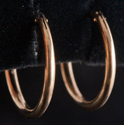 14k Yellow Gold Hollow Traditional Hoop Style Earrings W/ Saddlebacks .48g