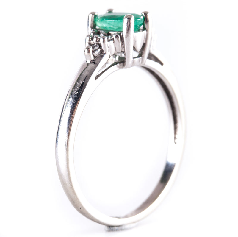 18k White Gold Oval Emerald Solitaire Ring W/ Diamond Accents .48ctw 2.0g